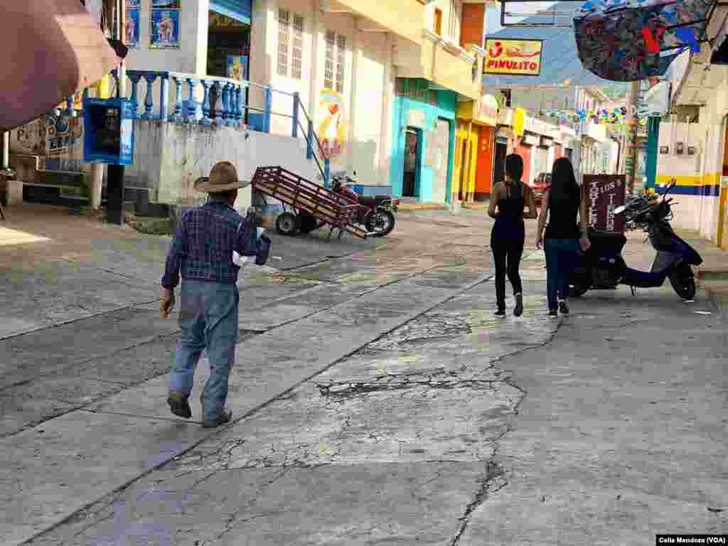 Un hombre en el mercado Santa Catarina Mita 
