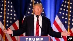 Donald Trump memberikan pidato di Youngstown, Ohio, Senin (15/8). 