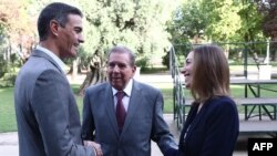 El presidente del gobierno español, Pedro Sánchez, recibe al candidato opositor venezolano Edmundo Gonzáles Urrutia y a su hija Carolina González en el Palacio de la Moncloa de Madrid, el 12 de septiembre de 2024.