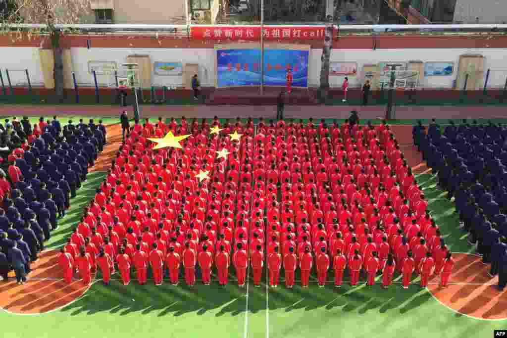 2018年3月5日,在中国山东省济南市的新学期第一天的集会上,学生们组成了中国国旗图案。