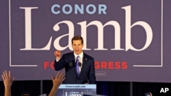 Conor Lamb, calon anggota DPRD dari Partai Demokrat dalam pemilihan khusus distrik 18 Pennsylvania, 13 Maret, merayakan kemenangannya dalam sebuah pesta di Canonsburg, Rabu dini hari, 14 Maret 2018.