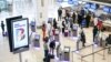 Para pelawat antre check in di Bandara LaGuardia, di Queens, New York, 25 November 2020.