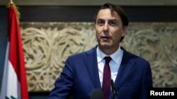 Utusan khusus AS Amos Hochstein memberikan pernyataan selama keterangan pers di Beirut pada Selasa (18/6). 