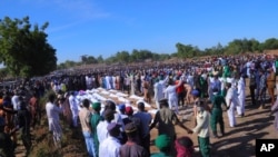 Masyakat menghadiri pemakaman korbanyang dibunuh oleh tersangka militan Boko Haram di Zaabarmar, Nigeria, Minggu, 29 November 2020. (Foto: AP)