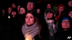 Ciudadanos en la Catedral de Magdeburgo sigue un servicio conmemorativo para las víctimas del ataque del mercado navideño del viernes, donde un coche se estrelló contra una multitud, en Magdeburgo, Alemania, sábado 21 de diciembre de 2024.