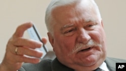 El ex presidente polaco y líder del sindicato Solidaridad, Lech Walesa, cursó una invitación a Mitt Romney.