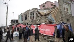 Warga berjalan di lokasi serangan bunuh diri di Kabul, Afghanistan, 2 Maret 2018.