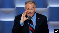 En su saco, Tim Kaine llevaba no una bandera de Honduras, sino el símbolo de las familias con militares destacados en el extranjero.