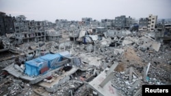 Las casas destruidas en ataques israelíes anteriores yacen en ruinas, antes de un alto el fuego que entrará en vigor el domingo, en Khan Younis, en el sur de la Franja de Gaza, el 16 de enero de 2025.