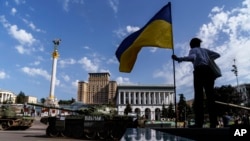 Архівне фото: зруйновані російські танки на Майдані в Києві. Стійкий мир - одна з передумов успішної видбудови, кажуть експерти. 