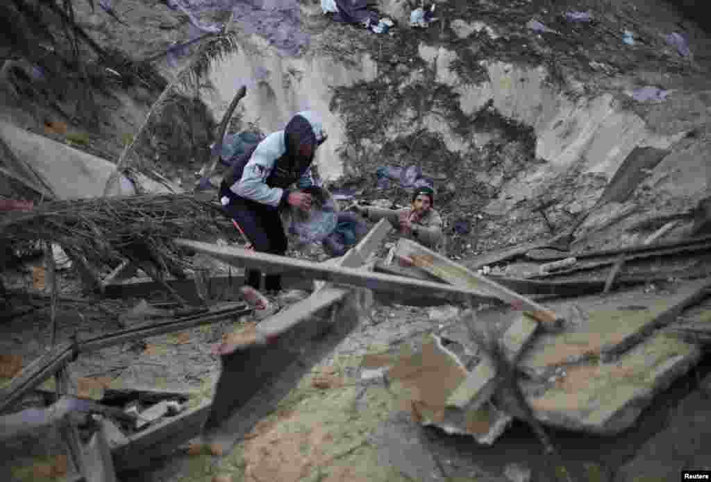 Warga Palestina memeriksa lokasi ledakan di Khan Younis, Jalur Gaza Selatan akibat serangan udara Israel.