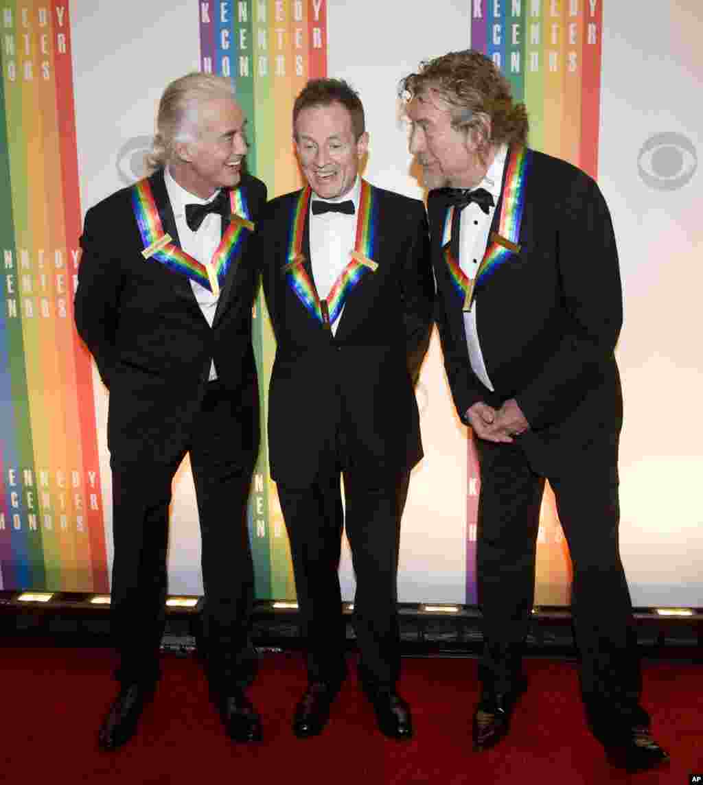 Los miembros de la banda Led Zeppelin también recibieron el reconocimiento del Kennedy Center. De izquierda a derecha, Jimmy Page, John Paul Jones, y Robert Plant.