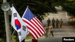 韩国龙仁，韩国国旗和美国国旗相邻飘扬（2016年8月23日）。