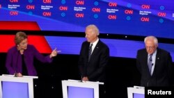La precandidata demócrata Elizabeth Warren se dirige al exvicepresidene Joe Biden y al senador Bernie Sanders durante el séptimo debate realizado el 14 de enero en Des Moines, Iowa. Foto REUTERS