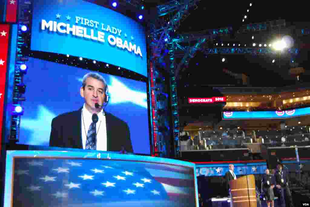 Pengecekan suara dan cahaya untuk pidato Ibu Negara Michelle Obama di Time Warner Cable Arena. (J. Featherly/VOA)