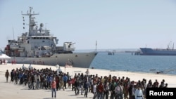 2015年 5月4日走下意大利海軍艦船的非法移民