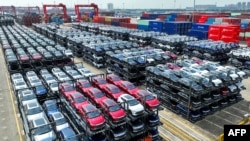 Mobil-mobil listrik buatan BYD akan dimuat ke kapal untuk pengiriman di terminal peti kemas internasional Pelabuhan Taicang di Pelabuhan Suzhou, Provinsi Jiangsu, 11 September 2023. (Foto: AFP)