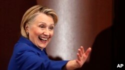ARSIP – Foto yang diambil Senin, 7 Januari 2019 dari mantan Menlu AS, Hillary Clinton, yang melambaikan tangan pada para pendukungnya setelah tampil di Barnard College bersama Gubernur New York, Andrew Cuomo di New York (foto: AP Photo/Kathy Willens, Arsip)