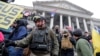 Anëtarët e organizatës Oath Keepers dallohen mes mbështetësve të ish-Presidentit Donald Trump në shkallët e Kapitolit (Uashington, 6 janar 2021)