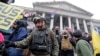 Anggota Oath Keepers di antara para pendukung Presiden Donald Trump di Gedung Capitol di Washington, 6 Januari 2021.