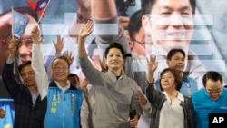 在2022年11月26日的九合一選舉中，國民黨候選人蔣萬安（中）贏得台北市長選舉的勝利。