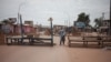 Les barrages de fortune se dressent quand la nuit tombe sur Bangui