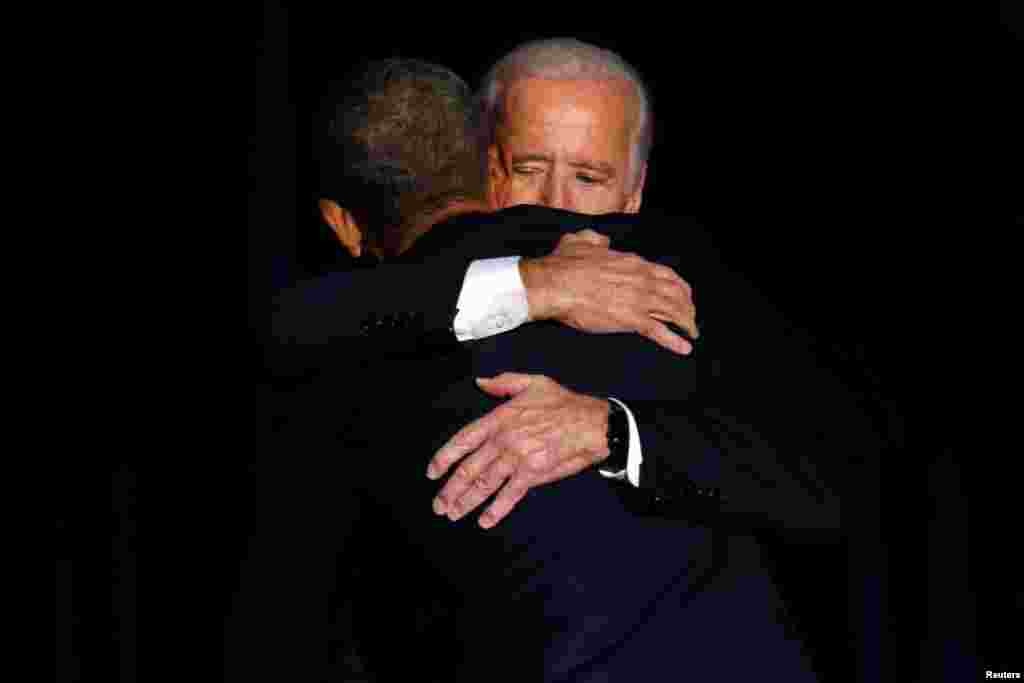 អនុប្រធានាធិបតី Joe Biden ឡើងទៅកាន់វេទិកាជាមួយ ប្រធានាធិបតីបារ៉ាក់ អូបាម៉ា បន្ទាប់ពីការបញ្ចប់សេចក្តីថ្លែងចុងក្រោយរបស់លោកប្រធានាធិបតីនៅសណ្ឋាគារ McCormick Place ទីក្រុង Chicago កាលពីថ្ងៃទី១០ មករា ២០១៧។