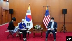 La subsecretaria de Estado, Wendy Sherman, segunda a la izquierda, habla con periodistas mientras el primer vicepresidente de Relaciones Exteriores de Corea del Sur, Choi Jong Kun, escucha después de reunirse, en Corea del Sur, el 23 de julio de 2021.