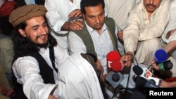 FILE - Pakistan Taliban commander Hakimullah Mehsud (L) is seen during a news conference in South Waziristan, May 24, 2008. 
