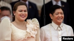 ဖိလစ်ပိုင်ဒုသမ္မတ Sara Duterte နဲ့ သမ္မတ Ferdinand Marcos Jr. တို့ကို ၂၀၂၂ ခုနှစ် ဇွန်လက အတူတွေ့ရစဉ် (REUTERS/Eloisa Lopez/File Photo)