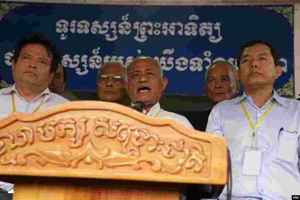 លោកប៉ុល ហំម អ្នកតំណាងរាស្រ្តជាន់ខ្ពស់នៃគណបក្សសង្រ្គោះជាតិថ្លែងនៅក្នុងសន្និសីទសារព័ត៌មាននៅថ្ងៃអង្គារ ទី១៤ ខែមិថុនា ឆ្នាំ២០១៦ នៅទីស្នាក់ការកណ្ដាលគណបក្សសង្រ្គោះជាតិ ខណៈពេលដែលលោកកឹម សុខាកំពុងស្ថិតក្រោមដីកាសាកសួររបស់តុលាការក្រុងអំពីរឿងអាស្រូវផ្លូវភេទ។ (ឡេង ឡែន/VOA)