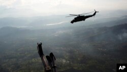 Un piloto acusado de narcotráfico dijo a la AP que los militares peruanos cobran 10.000 dólares por vuelo para permitirles aterrizar y despegar sin que nadie los moleste.