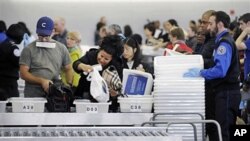 飛機乘客在美國各大機場排隊接受安檢(資料圖片)