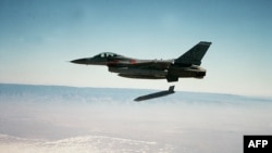 F-16 მოიერიშე თვითმფრინავი JASSM-ის ტიპის რაკეტას უშვებს