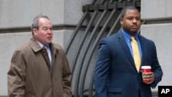 William Porter (derecha) uno de los seis oficiales de policía de Baltimore acusados en conexión con la muerte de Freddie Gray, camina hacia la corte acompañado de su abogado, Joseph Murtha, para la selección del jurado, el lunes, 30 de noviembre de 2015.
