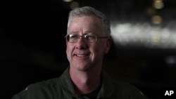 Laksamana Muda Kevin Sweeney saat menaiki pesawat Perancis di Teluk Oman dalam operasi gabungan AS-Perancis, Januari 2014.
