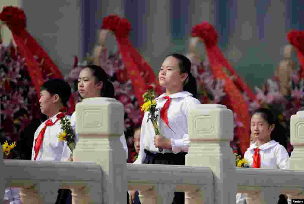北京少先队员在人民英雄纪念碑下参加烈士纪念日纪念仪式(2016年9月30日)