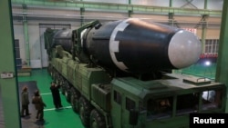 朝中社公布的金正恩视察“火星-15”导弹的未注明日期的照片。