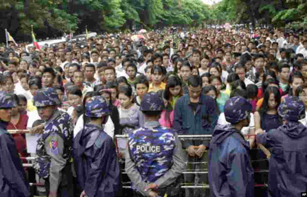 (၆၇) ကြိမ်မြောက် အာဇာနည်နေ့အခမ်းအနားသို့ တက်ရောက်လာကြတဲ့ ပြည်သူပြည်သားများ အာဇာနည်ဗိမာန်သို့ မဝင်ရောက်မီ၊ အစောင့်ရဲတပ်ဖွဲ့ဝင်များက စီစစ်ကြီးကြပ်နေကြစဉ် (ဇူလိုင်လ ၁၉၊ ၂၀၁၄)။ 