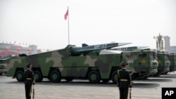 在北京舉行的紀念中國共產黨成立70週年的閱兵式上，運載DF-17彈道導彈的中國軍車（2019年10月1日）。
