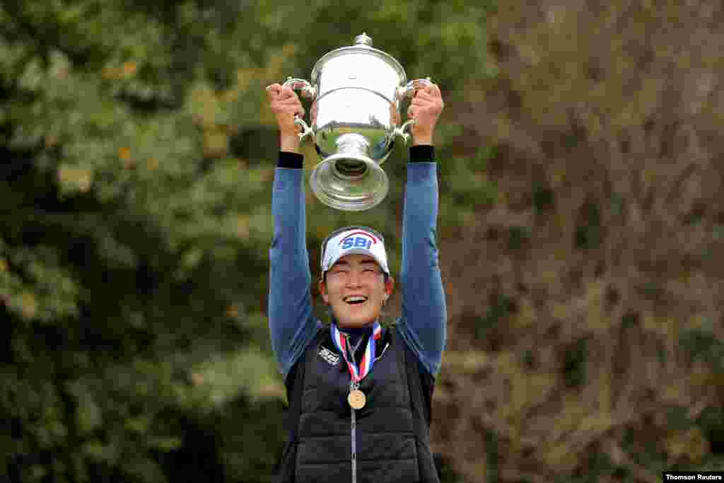 미국 텍사스주 휴스턴 챔피언스골프클럽에서 열린 여자프로골프(LPGA) US여자오픈 대회에서 우승한 한국 김아림 선수가 트로피를 들어 올렸다.