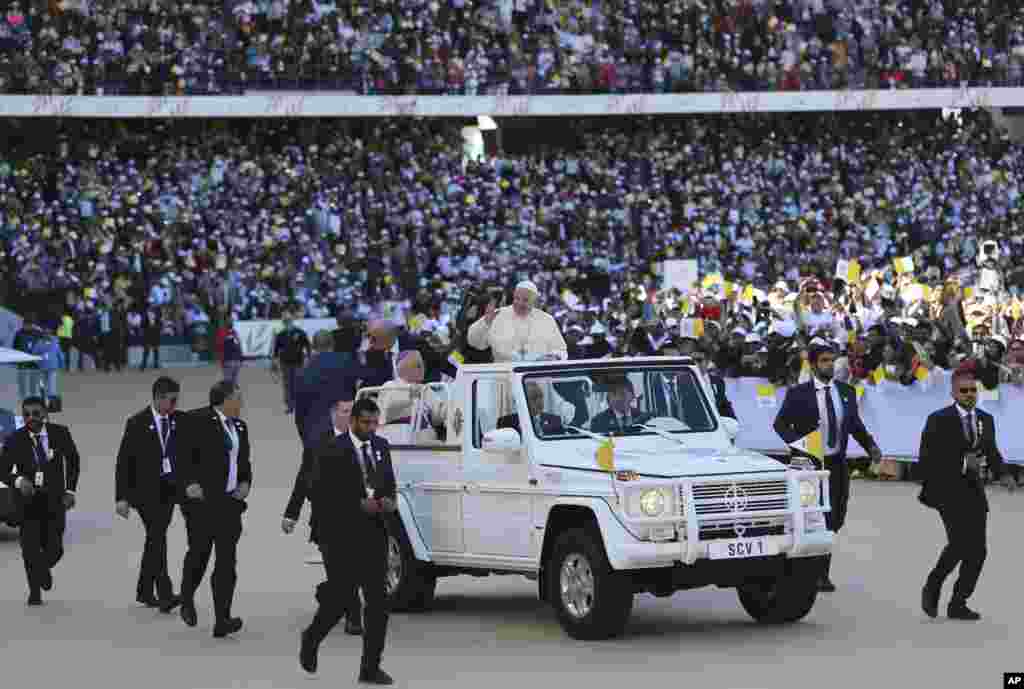 សម្តេចប៉ាប Francis ឲ្យពរក្រុមអ្នកថ្វាយបង្គំក្នុងទីក្រុងកីឡា Sheikh Zayed រដ្ឋធានី Abu Dhabi ប្រទេសអេមីរ៉ាតអារ៉ាប់រួម។