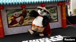 Boneka hidup Po, karakter dalam film "Kung Fu Panda 4" dihadirkan dalam pemutaran perdana film tersebut di Los Angeles, California, pada 3 Maret 2024. (Foto: Reuters/Mario Anzuoni)