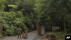 Anggota Korps Relawan Rakyat (RELA) ikut serta dalam operasi pencarian remaja putri Inggris yang dilaporkan hilang di Seremban, Malaysia, 7 Agustus 2019. 