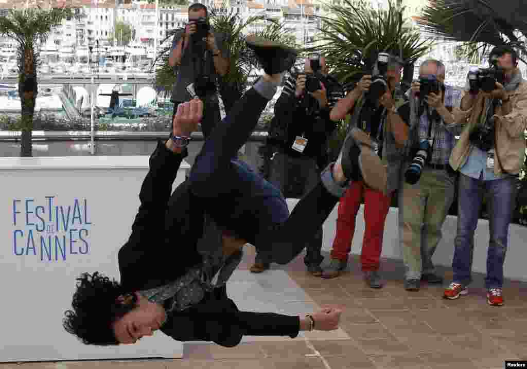 Seorang awak film, Rachid Youcef melompat dalam acara festival film Cannes di Perancis selatan.