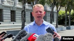 FILE - Chris Hipkins memberikan keterangan kepada awak media di luar parlemen Selandia Baru di Wellington, Selandia Baru, 21 Januari 2023. (REUTERS/Lucy Craymer)
