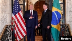 El presidente de Estados Unidos, Donald Trump recibe al presidente de Brasil, Jair Bolsonaro, antes de una cena de trabajo en el resort Mar-a-Lago en Palm Beach, Florida