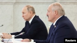ARCHIVO: El presidente bielorruso, Alexander Lukashenko, (der) junto a su homólogo ruso Vladimir Putin (izq) durante una reunión en el Kremlin el 6 de abril de 2023.