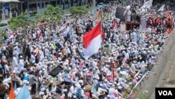 Ribuan umat Islam dari beragam organisasi massa, kebanyakan anggota FPI, berunjuk rasa di depan markas Polda itu, menuntut agar Rizieq Shihab dibebaskan dari proses hukum, Senin (23/1). (VOA/Fathiyah Wardah)