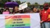 Para aktivis hak-hak LGBT berdemonstasi menentang rencana revisi Kitab Undang-undang Hukum Pidana di luar kompleks DPR/MPR di Jakarta, 12 Februari 2018. (Foto: AP)